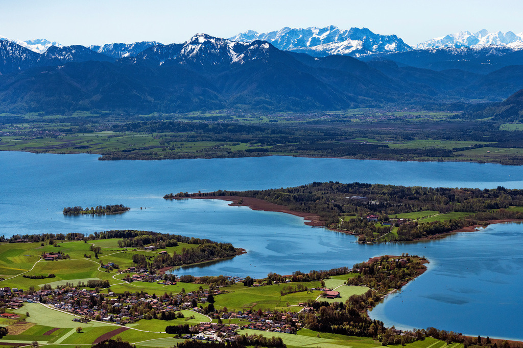 dr__0062151.jpg | BREITBRUNN AM CHIEMSEE 09.05.2021 Uferbereiche am Seegebiet des Chiemsee mit Blick auf die Herreninsel in Breitbrunn am Chiemsee im Bundesland Bayern, Deutschland. // Riparian areas on the lake area of Chiemsee with Blick auf die Herreninsel in Breitbrunn am Chiemsee in the state Bavaria, Germany. Foto: Daniel Reiter