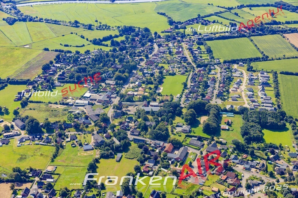 Übersichts Bild Hamdorf - Die Luftaufnahme wurde 2025 vom UL-Flugzeug heraus erstellt ( keine Drohnenaufnahme ) - Hochauflösende Luftaufnahme - für Wandbilder und großformatige Ausdrucke geeignet. Das besondere Geschenk!Hier alle&nbsp;Infos zur Lizenzierung der LuftaufnahmeWir fliegen auch dieses Jahr wieder in Ihre Region um Luftbilder zu erstellen.- Luftbild anfragen