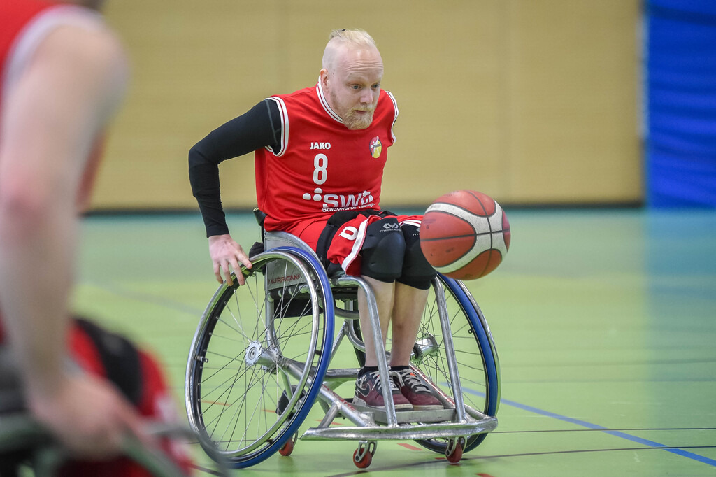 2024-03-17-0115 | Yannick Mildner (RSKV Tübingen #12), Angriff, Korbwurf; Hannes Hartung (BG Baskets Hamburg, #17), Saman Balaghi (BG Baskets Hamburg, #23),( RSKV Tübingen vs. BG Baskets Hamburg, Rollstuhlbasketball 2. Bundesliga, Saison 2023/24, 17.03.2024
Foto: Ralph Kunze - Realisiert mit Pictrs.com