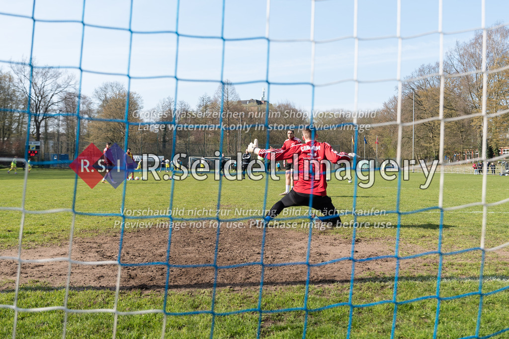 Fußball, Saison 2022/23, LOTTO-Pokal, WTSV Concordia - FC Teutonia 05, Sportpark Hinschenfelde (Hamburg), 10.04.2023, Halbfinale | Concordia-Spieler schießen sich und die Torhüter warm. Hier im Tor: Patrick Tiedje (#22, Concordia, Torwart)
