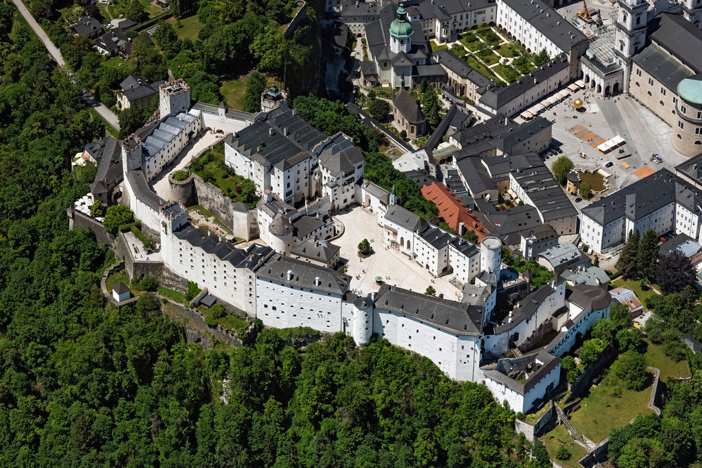 dr__0100230.jpg | SALZBURG 13.06.2023 Burganlage der Veste Festung Hohensalzburg an der Straße Mönchsberg in Salzburg in Österreich. 