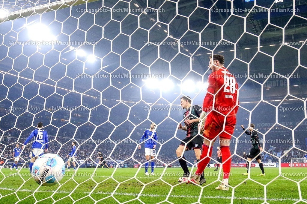 S0401022501101 | 01.02.2025, Fußball, FC Schalke 04 - 1. FC Magdeburg, 2.. Fußball Bundesliga, 20. Spieltag, Veltins-Arena Gelsenkirchen, Saison 2024 2025: Torwart Justin Heekeren (S04 #28) steht vor dem Tor, der Ball ist im Tor. Martijn Kaars (1.FC Magdeburg #9) und Philipp Hercher (1.FC Magdeburg #27) sorgen für insgesamt 5 Tore für MagdeburgDFB regulations prohibit any use of photographs as image sequences and or quasi-video.
