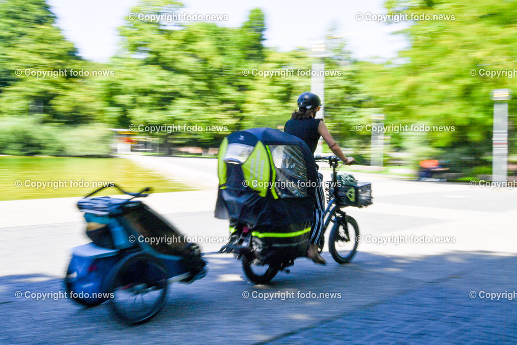 Deutschland_ Baden-Wuerttemberg_ Stuttgart_ 09.08.2025-15 | 09.08.2025, Deutschland, GER, Baden-Wuerttemberg, Stuttgart, im Bild Themenbild, Stadtansichten, Radfahrer, Fahrrad, Rad, Drahtesel, Radweg, Radhighway, Radanhaenger, Transport, Mutter, Kinder, Anhaenger, Fortbewegungsmittel, Bewegung, unscharf, Fahrt, Dynamik, Geschwindigkeit, Motion Blur, Straße, Fahrrad, Aktivitaet, Action, Sport, verschwommen, Urban, Verkehr, Perspektive, Mobilitaet, Momentaufnahme, Outdoor, Fortbewegung, Bewegungseffekt, Schnelligkeit, Lifestyle, Unschaerfeeffekt, Szene in Bewegung, Feature, Symbolbild 