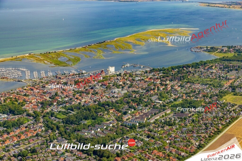 Luftaufnahme Stadtansicht Stadtkern Heiligenhafen - Die Luftaufnahme wurde 2025 vom UL-Flugzeug heraus erstellt ( ohne Drohne ) - Hochauflösende Luftaufnahme - für professionelle Ausdrucke geeignet. Die Geschenkidee !Mit Lizenz und Bildrechte bestellbar