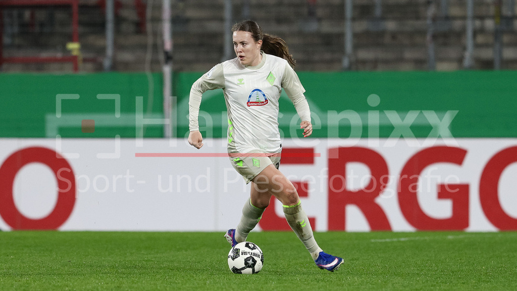 Fussball, DFB-Pokal Frauen, SGS Essen - SV Werder Bremen | Mara Alber (SV Werder Bremen, 37) am Ball, Freisteller, Einzelbild, Ganzkörper, Aktion, Action, Spielszene, DIE DFB-RICHTLINIEN UNTERSAGEN JEGLICHE NUTZUNG VON FOTOS ALS SEQUENZBILDER UND/ODER VIDEOÄHNLICHE FOTOSTRECKEN. DFB REGULATIONS PROHIBIT ANY USE OF PHOTOGRAPHS AS IMAGE SEQUENCES AND/OR QUASI-VIDEO.