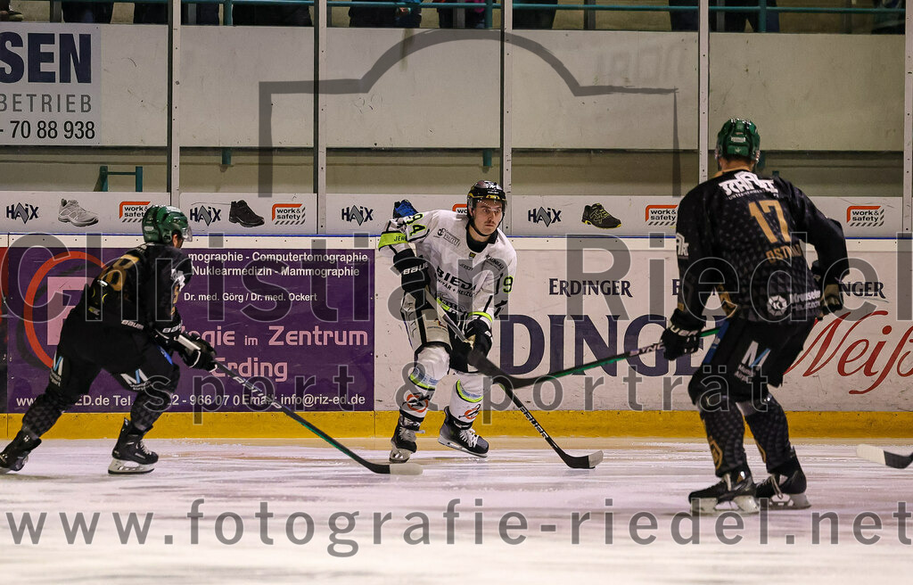2024-02-23_090_TSV_Erding_gegen_ERSC_Amberg | Erding, Deutschland, 23.02.2024:
Eishockey, Bayernliga Playoffs 2023 / 2024, 3. Spieltag, TSV Erding gegen ERSC Amberg, Endergebnis: 2:3 n. V.

Kevin Schmitt (ERSC Amberg, #19), Elia Ostwald (Erding Gladiators, #17)

Foto: Christian Riedel / fotografie-riedel.net