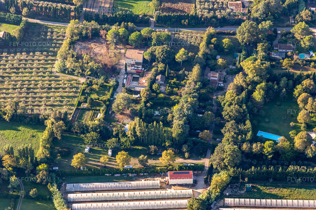 Aerial view: Camping A La Ferme in the district Les Écarts in Saint-Rémy-de-Provence in the state Bouches du Rhone, France.Photo: IMG_129640.jpg taken on 09/23/2021 by Werner Riehm/FLY-FOTO.comResolution of the original: 5472 x 3648 px