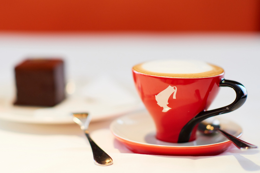 Cafe Meinl | Wien, Austria - August 28, 2017: Cafe Meinl am Graben, Schokowürfel mit Melange in roter Tasse. - Realisiert mit Pictrs.com