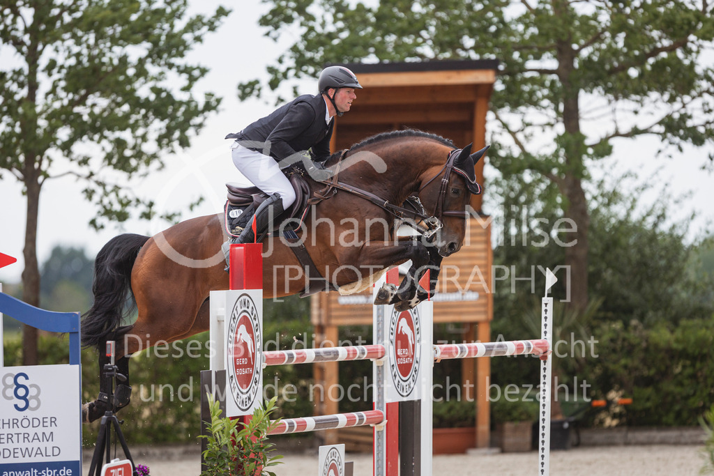 240614_Lemwerder_M2-Springen-447 | Deine schönsten Turniermomente als professionelle Fotos! Entdecke hochwertige Pferdesport-Fotografie im Online-Shop. Jetzt Fotos finden & bestellen!