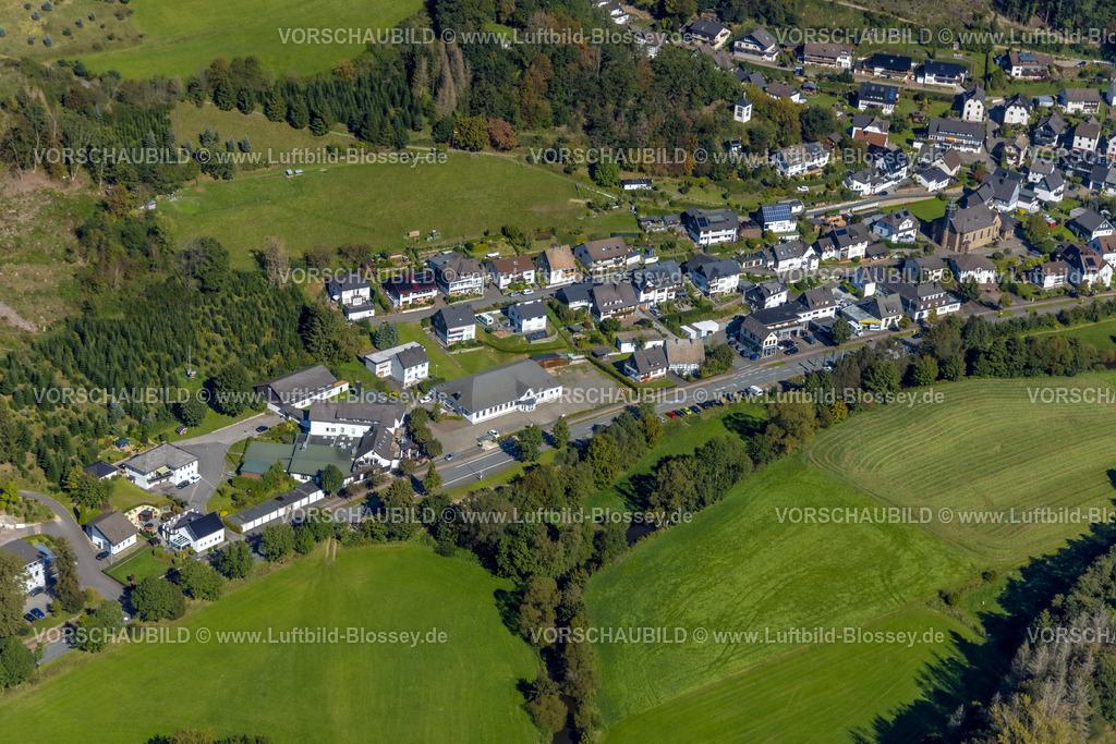 Lennestadt230909852Langenei | Luftbild, Ortsansicht Ortsteil Langenei mit Kirche St. Johannes Baptist, Langenei, Lennestadt, Sauerland, Nordrhein-Westfalen, Deutschland