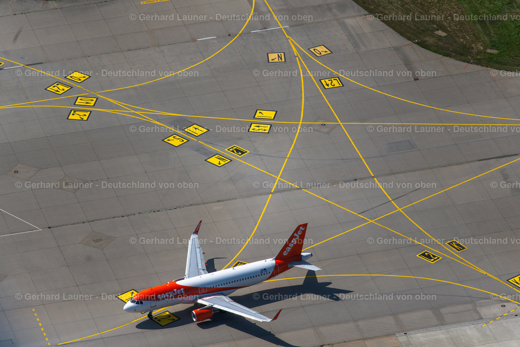 4034326 | FILDERSTADT 22.07.2020 Passagierflugzeug mit der Kennung OE-IJS der Fluggesellschafdt easyJet Europe vom Typ Airbus A320-200 beim Start auf dem Flughafen Stuttgart in Filderstadt im Bundesland Baden-Württemberg, Deutschland. Weiterführende Informationen bei: Flughafen Stuttgart GmbH,  easyJet Airline Company Limited. // Passenger aircraft with the registration OE-IJS of the airline easyJet Europe of the type Airbus A320-200 taking off at Stuttgart Airport in Filderstadt in the state Baden-Wuerttemberg, Germany. Further information at: Flughafen Stuttgart GmbH,  easyJet Airline Company Limited. Foto: Gerhard Launer