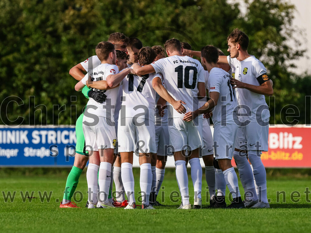 2023-08-08_008_FC_Moosinning_gegen_FC_Langengeisling | Moosinning, Deutschland, 08.08.2023:
Fußball, Bezirksliga Oberbayern Ost 2023 / 2024, 3. Spieltag, FC Moosinning gegen FC Langengeisling, Endergebnis: 0:4

Christian Reiser (FC Moosinning, #17), Florian Jakob (FC Moosinning, #10), Maximilian Lechner (FC Moosinning, #11), Dennis Stauf (FC Moosinning, #15)

Foto: Christian Riedel / fotografie-riedel.net