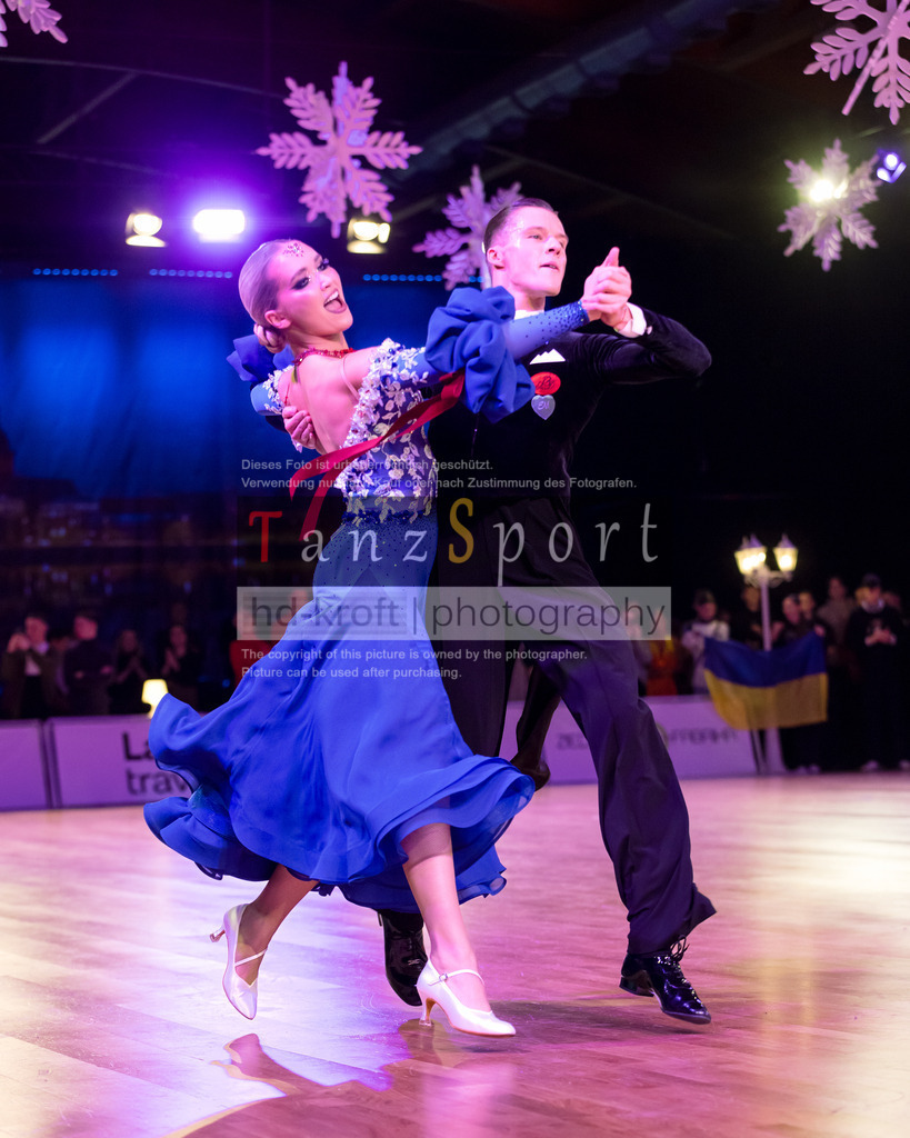20241215_WDSF_Int_Open_Std-Riga-9900 | Tanzsportbilder, Standardtanz, Lateintanz, WDSF, DTV, LTVB, dancecomp, goc, hessen tanzt, blaues band der spree, walzer, tango, wiener walzer, slowfox, quickstepp, samba, rumba, cha-cha-cha, paso doble. jive, hd-kroft photography, turniertanzsport