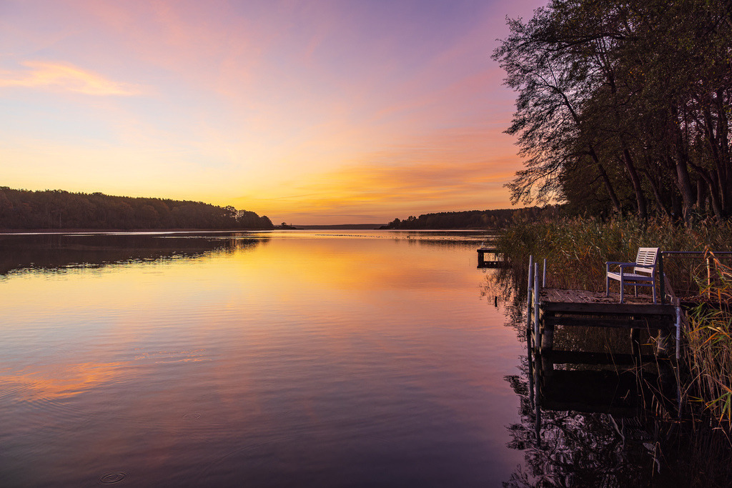 Sonnenaufgang mit Steg und Baum am Plauer See in der Stadt Plau am See | Sonnenaufgang mit Steg und Baum am Plauer See in der Stadt Plau am See.