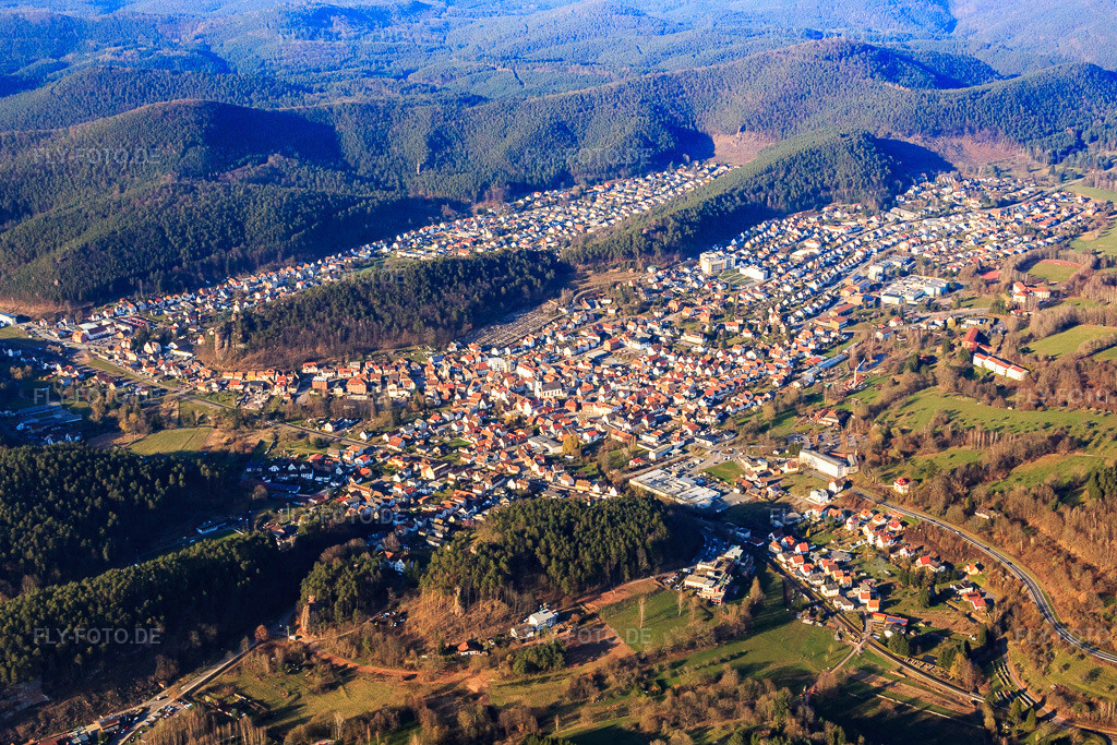 Luftbild: Ortsansicht aus Südwesten in Dahn im Bundesland Rheinland-Pfalz in Deutschland. Foto: IMG_086758.jpg vom 26.03.2016 durch Werner Riehm/FLY-FOTO.de