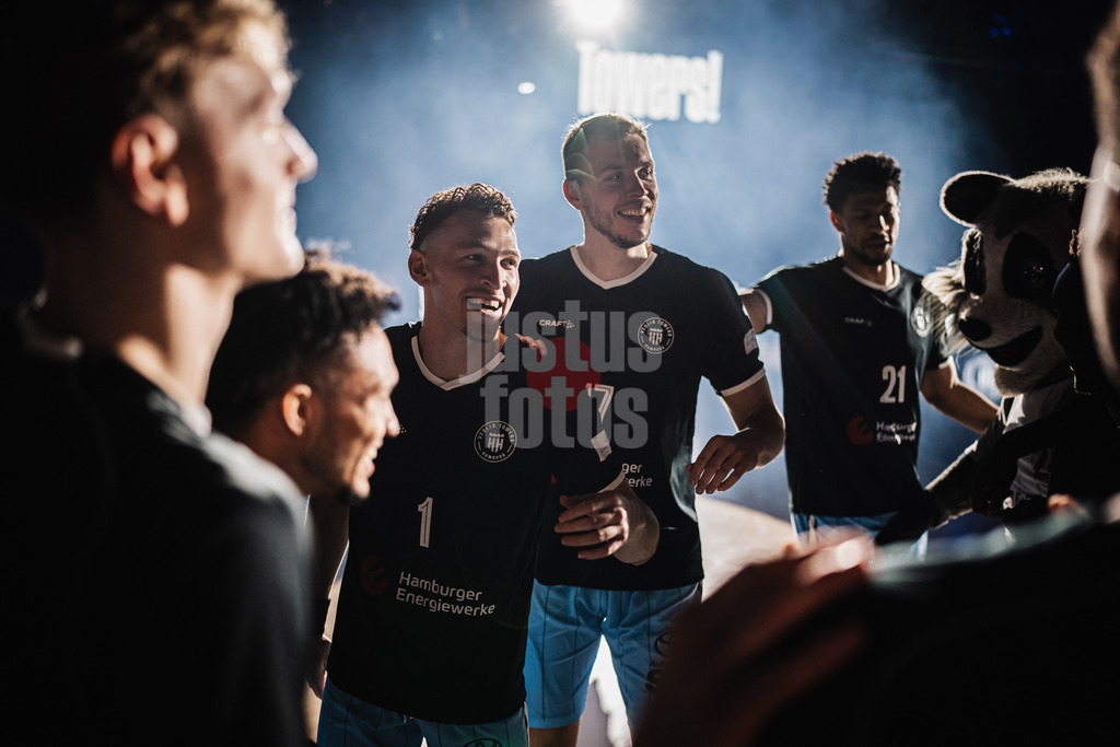 Basketball | Männer | Saison 2024/2025 | easyCredit Basketball Bundesliga | 16. Spieltag | Veolia Towers Hamburg vs. Telekom Baskets Bonn | 10.01.2025 | Towers kurz vor Spielbeginn, v.l. Brae Ivey (#1, Veolia Towers Hamburg) und Niklas Wimberg (#17, Veolia Towers Hambrug)