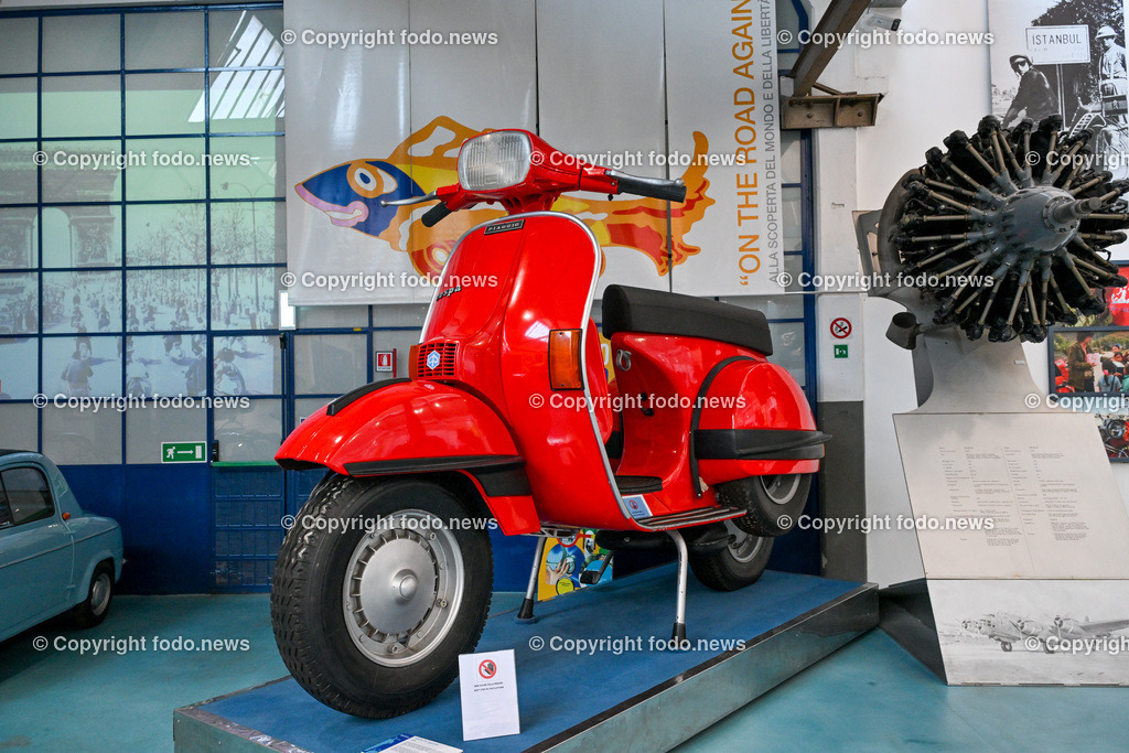 Italien_ Toskana_ Provinz Pisa_ Pontedera_ Vespa_ 29.05.2024-34 | 29.05.2024, Italien, ITA, Toskana, Pontedera im Bild Piaggio, Vespa, Museum

Piaggio ist ein italienischer Fahrzeughersteller mit Sitz in Pontedera. Das Unternehmen produziert verschiedene Mofas und Motorroller, unter anderem die Vespa, das Lastendreirad Ape sowie den Kleintransporter Porter. Zum Konzern gehören auch die Motorradmarken Aprilia, Derbi, Gilera, Laverda und Moto Guzzi. 
Quelle: Wikipedia