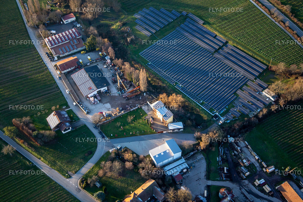 Solarfeld an Hainbachtal | Luftbild: Solarfeld an Hainbachtal in Böchingen im Bundesland Rheinland-Pfalz in Deutschland. Foto: IMG_135830.jpg vom 18.01.2023 durch ©2025 Werner Riehm fly-foto.de/copyright - Realisiert mit Pictrs.com