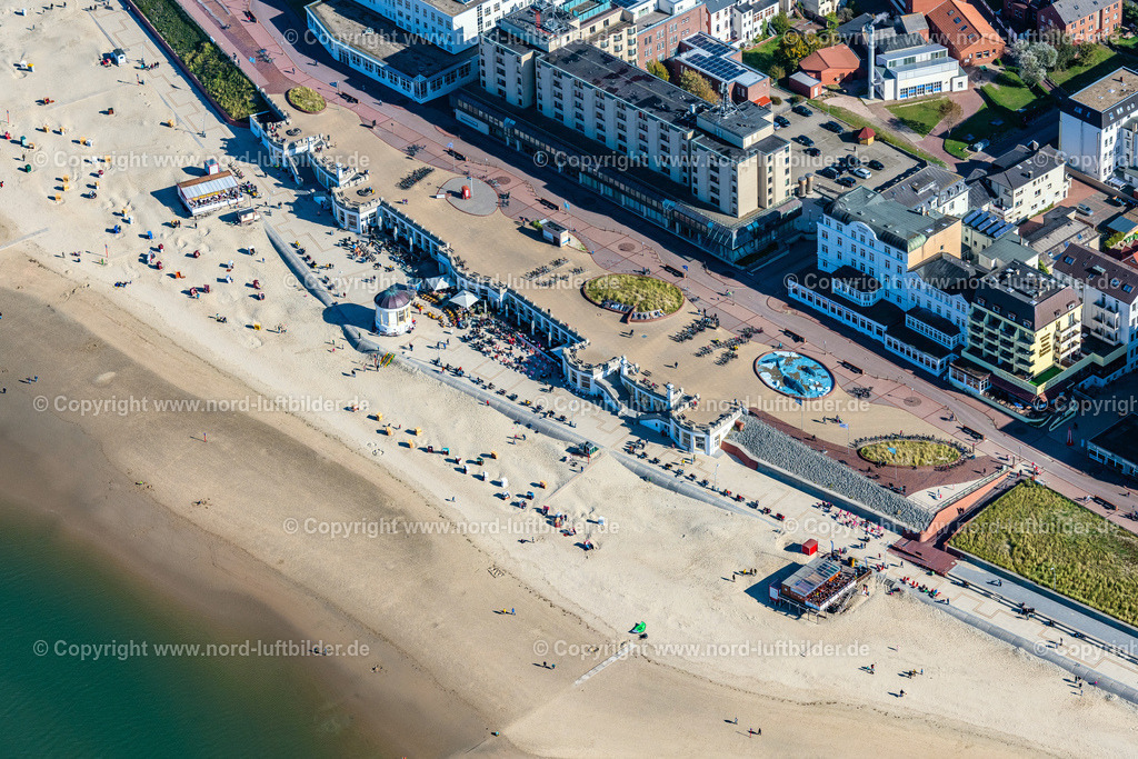 Borkum_Strandpromenade_ELS_5838091022 | BORKUM 09.10.2022 Strandkorb- Reihen am Sand- Strand Promenade im Küstenbereich der Nordsee am Rande der Wohngebiete in Borkum im Bundesland Niedersachsen. // Beach chair on the sandy beach ranks in the coastal area of the North Sea at the edge of the residential area of Borkum in the state Lower Saxony. Foto: Martin Elsen