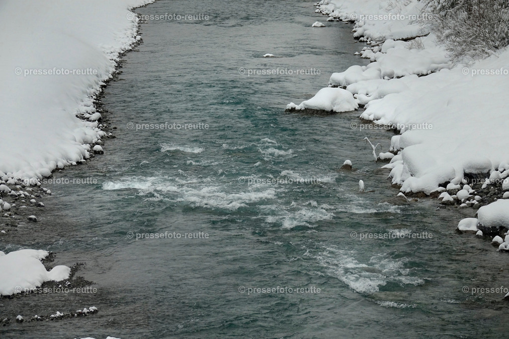 welltvi-Lechfluss-Winter_09Jan2019-Martinau_Bruecke__DSC1482 | Info aus dem Bezirk Reutte/Ausserfern Tirol sowie eine umfangreiche Bilddatenbank über die gesamte Region: Lechtal, Talkessel Reutte, Tannheimertal, Zwischentoren. Lech, Plansee, Zugspitze, Grenztunnel, B179, Fernpassstraße, Verkehr, Lawinen, Tradition, - Realisiert mit Pictrs.com