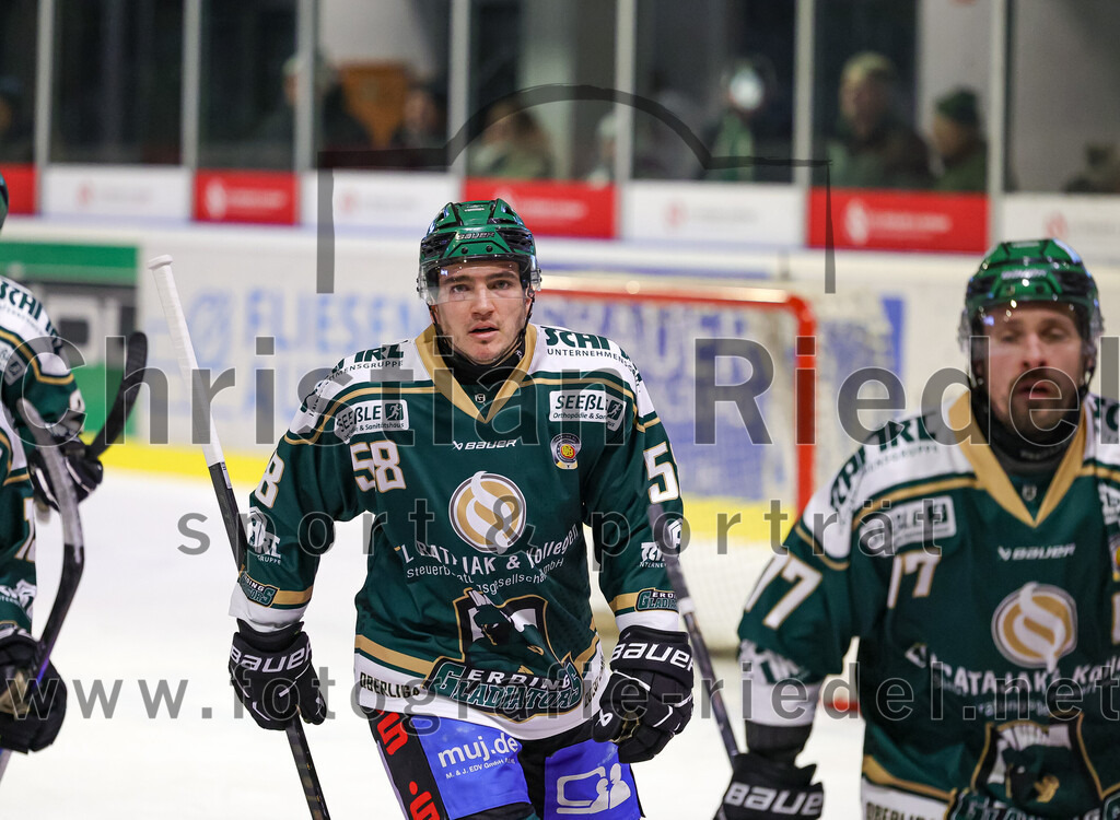 2026-01-18_154_TSV_Erding_gegen_Selber_Woelfe | Erding, Deutschland, 18.01.2026:Eishockey, Oberliga Süd 2025 / 2026, 38. Spieltag, TSV Erding gegen Selber Wölfe, Endergebnis: 2:3 n.V.Paul Pfenninger (Erding Gladiators, #58), Philipp Michl (Erding Gladiators, #77)Foto: Christian Riedel / fotografie-riedel.net