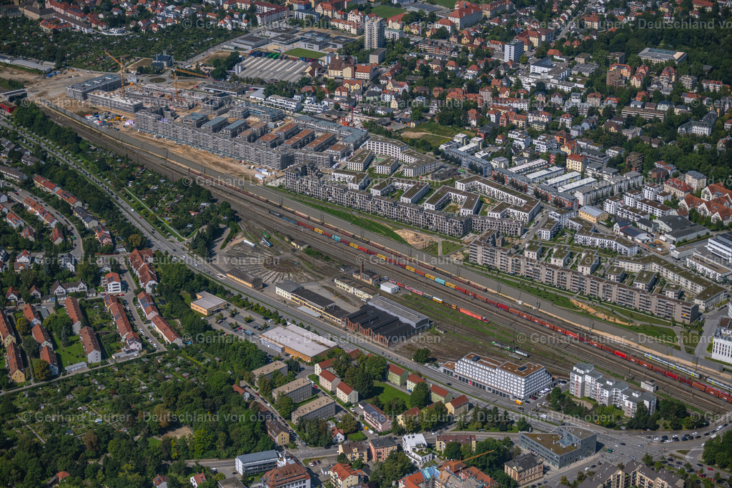 4050779 | REGENSBURG 02.09.2021 Wohngebiet einer Mehrfamilienhaussiedlung " Das DÖRNBERG " an der Kumpfmühler Straße Ecke Friedrich-Niedermeyer-Straße im Ortsteil Westviertel in Regensburg im Bundesland Bayern, Deutschland. Weiterführende Informationen bei: Allmann Sattler Wappner Architekten GmbH,  Bucher Properties GmbH,  Dörnberg-Viertel Projekt GmbH &amp; Co. KG,  Hubert Haupt Immobilien Holding e.K.. // Residential area of a??a??a multi-family housing estate "Das DOeRNBERG" in the district of Westviertel in the district Westviertel in Regensburg in the state of Bavaria, Germany. Further information at: Allmann Sattler Wappner Architekten GmbH,  Bucher Properties GmbH,  Doernberg-Viertel Projekt GmbH &amp; Co. KG,  Hubert Haupt Immobilien Holding e.K.. Foto: Gerhard Launer