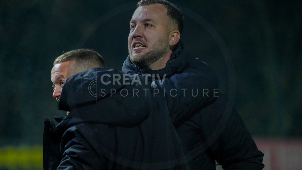 Fußball, Herren, Saison 2025/2026, Regionalliga Nordost, 15. Spieltag, FSV 63 Luckenwalde vs. Hertha BSC II, Freitag 07.11.2025, Werner-Seelenbinder-Stadion Luckenwalde, | Fußball, Herren, Saison 2025/2026, Regionalliga Nordost, 15. Spieltag, FSV 63 Luckenwalde vs. Hertha BSC II, Freitag 07.11.2025, Werner-Seelenbinder-Stadion Luckenwalde, Im Bild: Rejhan Hasanovic (r. Trainer Hertha II) jubelt mit Co-Trainer Tony Fuchs (l.) nach Abpfiff über den Auswärtssieg. - Realisiert mit Pictrs.com