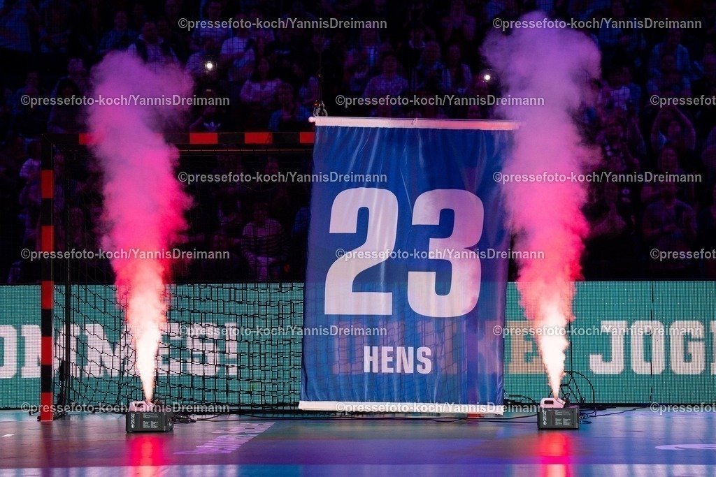 xydr10042502023 | 10.04.2025, xydrx, Handball, Abschiedsspiel Johannes Bitter und Pascal Hens, Team Jogi - Team Pommes, Barclays Arena Hamburg: Banner mit der Nummer 23 und dem Namen Hens wird hochgezogen