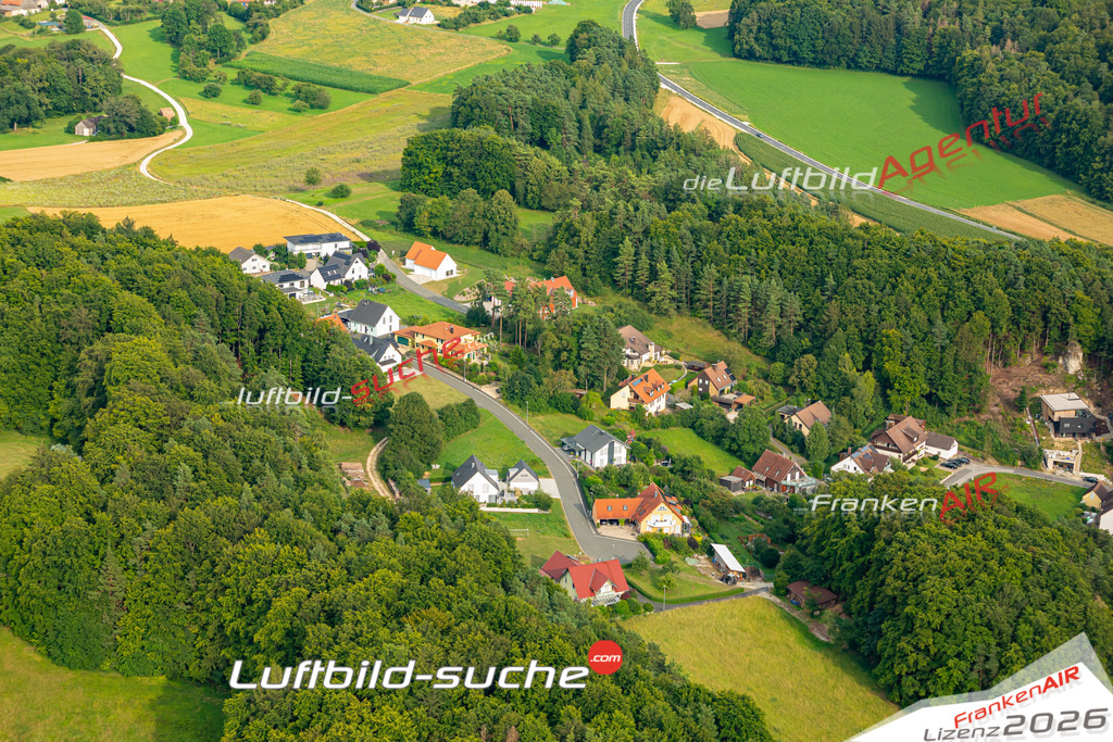 Das Luftbild zeigt :  Gößweinstein - Die Luftaufnahme wurde 2024 vom UL-Flugzeug aus erstellt ( keine Drohne ) - Hochauflösende Luftaufnahme - Für grossformatige Ausdrucke geeignet. Die Geschenkidee !Mit Lizenz und Bildrechte bestellbar