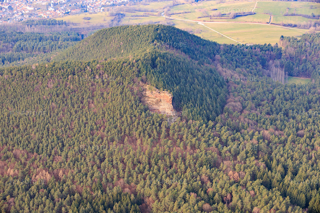 Luftbild: Schlüsselflels (Buntsandsteinfelsen) in Busenberg im Bundesland Rheinland-Pfalz in Deutschland. Foto: IMG_153350.jpg vom 06.03.2026 durch Werner Riehm/FLY-FOTO.deAuflösung des Originals: 6000 x 4000 px