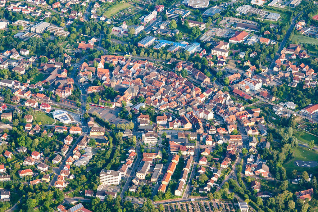 Luftbild: Siedlungsgebiet in Buchen im Bundesland Baden-Württemberg in Deutschland. – Foto: IMG_66303.jpg vom 30.05.2014 durch Werner Riehm/FLY-FOTO.de – Auflösung des Originals: 4752 x 3168 px