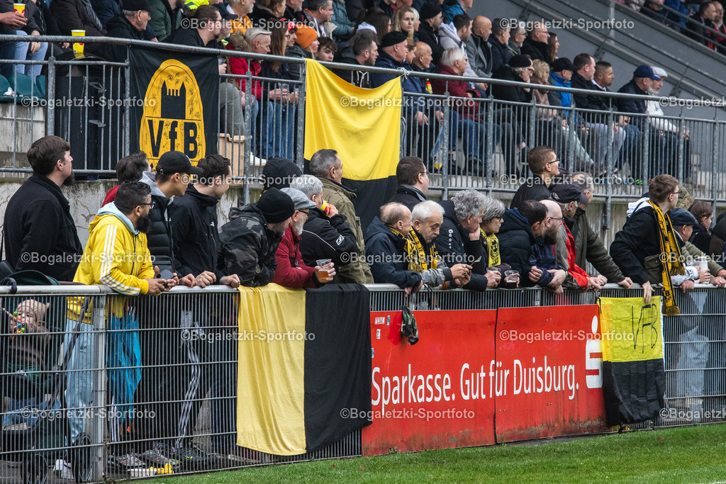 VfB Fans | 15.11.2025, Fussball, Niederrheinpokal, VfB Homberg - Rot-Weiß Oberhausen: VfB Homberg Fans mit Zaunfahnen - Realisiert mit Pictrs.com