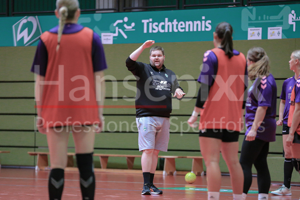 Handball, 2. Bundesliga Frauen, Training SV Werder Bremen | v.li.: Timm Dietrich (Trainer, Cheftrainer, SV Werder Bremen) gibt Anweisungen, gestikuliert, mit den Armen gestikulieren