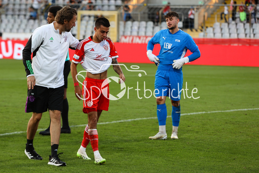 FC Bayern Amateure - FC Memmingen | Nach dem Foul von Dominik DEWEIN (FCM #12) liegt der verletzte Lucas Fernando COPADO SCHROBENHAUSER am Boden und muss behandelt werden