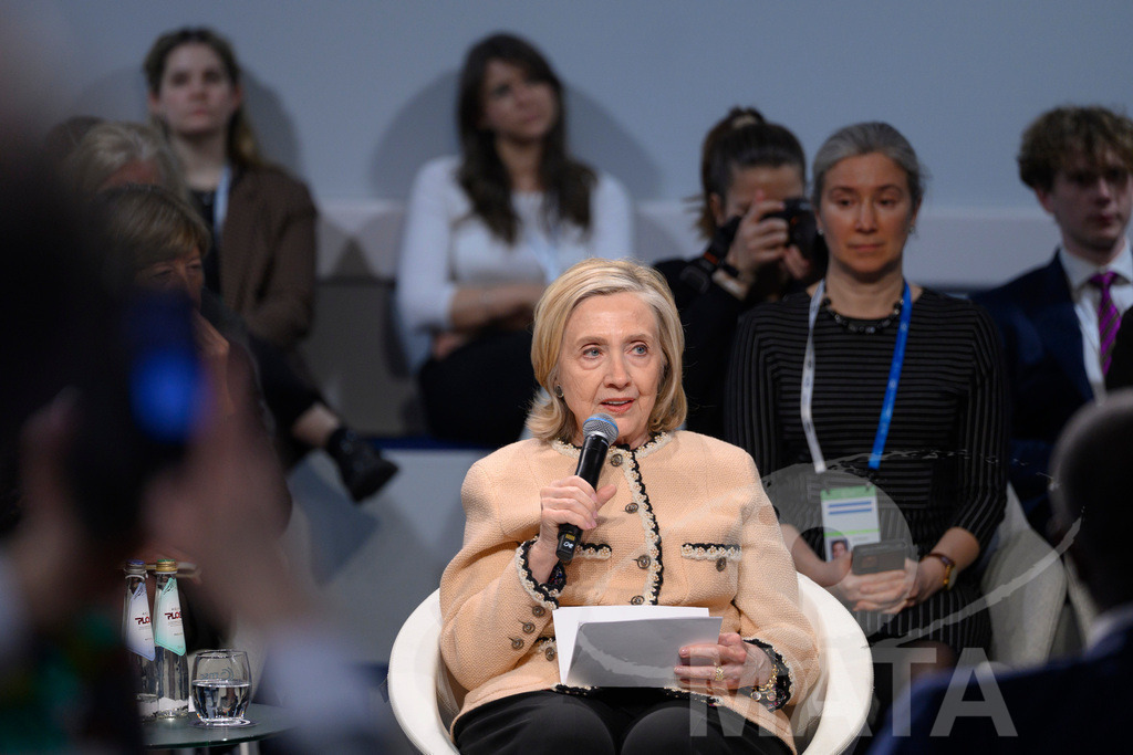 _DWI5097 | Die US-Politikerin Hillary Clinton auf der Veranstaltung Girls Just Want to Have Fundamental Rights: Fighting the Global Pushback im Rahmen der Münchner Sicherheitskonferenz 2026. München, 14.02.2026 Bayern Deutschland - Realisiert mit Pictrs.com