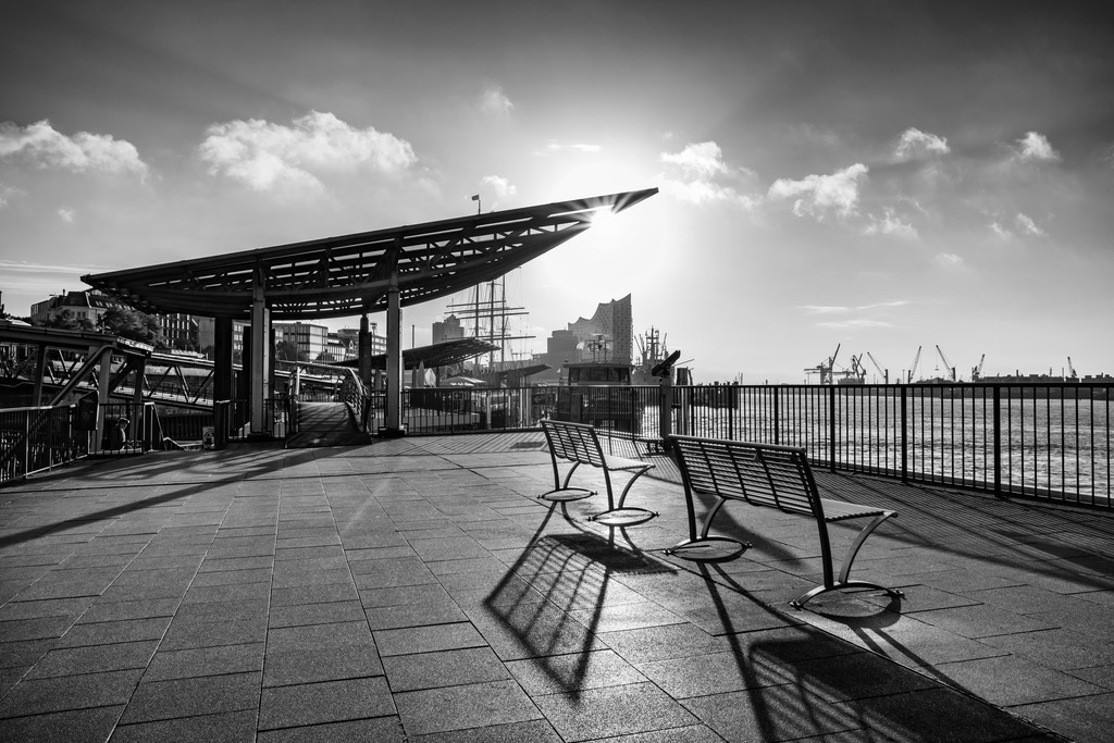 10221207 - Morgens an den Landungsbrücken | Stimmungsvolles Schwarzweißaufnahme von den Landungsbrücken mit Blick auf die Elbphilharmonie und den Hafen.