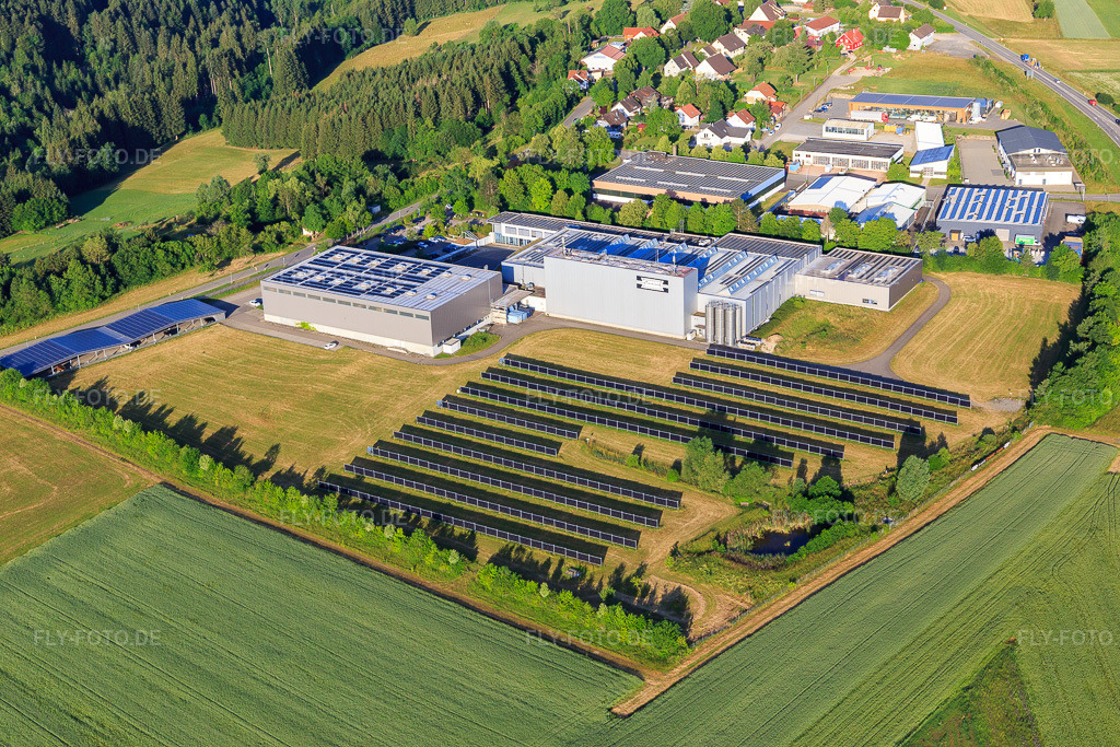 Luftbild: Freifächen-PV-Anlage am Industriegebiet Eferenstraße mit rio-sys und Gebr. Schwarz GmbH im Ortsteil Neukirch in Rottweil im Bundesland Baden-Württemberg in Deutschland. – Foto: IMG_148615.jpg vom 25.06.2025 durch Werner Riehm/FLY-FOTO.de – Auflösung des Originals: 5472 x 3648 px – rio-sys | Ratsinformationsystem für den kommunalen Sitzungsdienst – Gebr. Schwarz GmbH | SCHWARZ