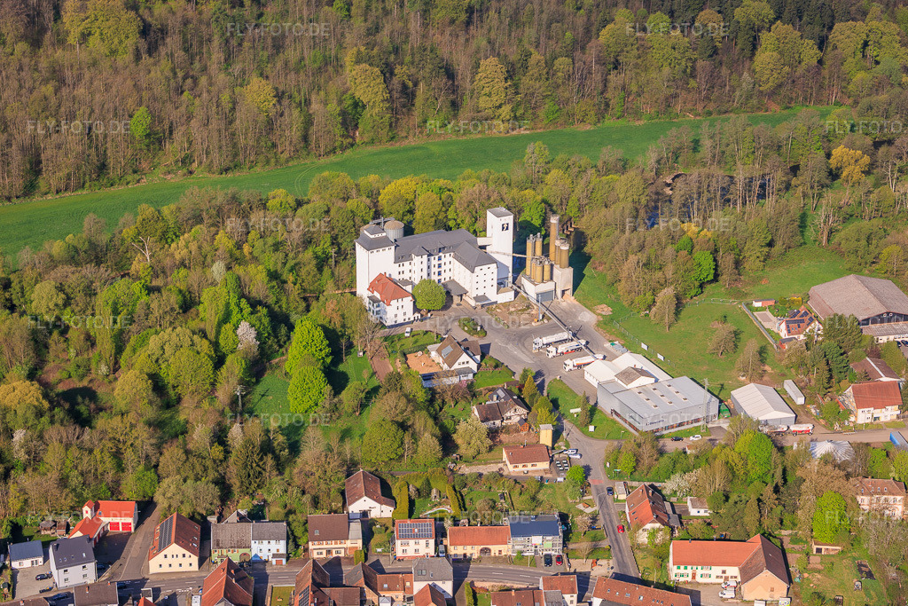 Luftbild: Bliesmühle im Ortsteil Breitfurt in Blieskastel im Bundesland Saarland in Deutschland.Foto: IMG_154491.jpg vom 18.04.2026 durch Werner Riehm/FLY-FOTO.deAuflösung des Originals: 5649 x 3766 pxBliesmühle - Erstklassige Mehle Saarland Blieskastel-Breitfurt