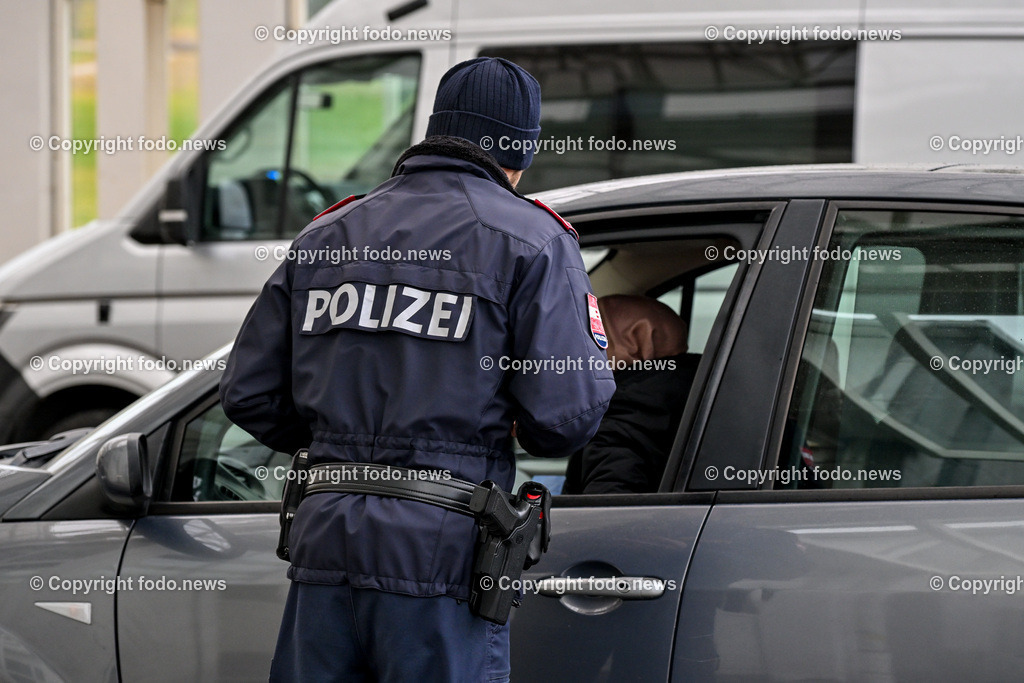 Polizei_ Kontrolle_ Grenze_ 30.12.2023-42 | 30.12.2023, Weigetschlag Grenzuebergang, AUT, Polizei, Grenzkontrolle, im Bild Polizei, Kontrolle, Grenze, Grenzkontrolle, Grenzuebergang, Oesterreich, Tschechien, Fuehrerschein, Zulassungsschein, Reisepass, Ausweis, Papiere, Sprengstoffsuchhund, Feuerwerk, Raketen, Boeller, Kracher, Zoll, Beschlagnahmung, Weigetschlag