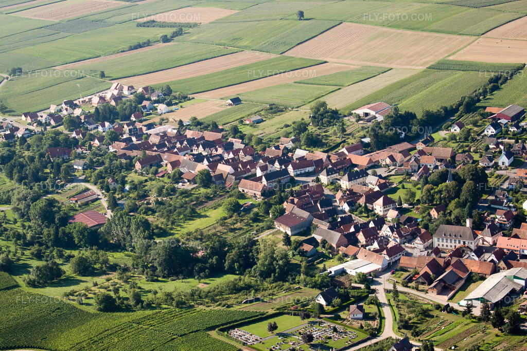 Aerial view: View of the town in Oberhoffen-lès-Wissembourg in the state Bas-Rhin, France.Photo: IMG_31109.jpg taken on 08/07/2010 by Werner Riehm/FLY-FOTO.comResolution of the original: 4249 x 2832 px