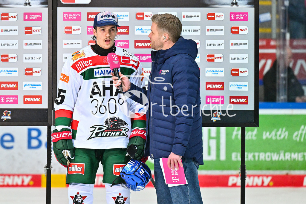 Iserlohn Roosters - Augsburger Panther | Beim Interview von Magentasport Christian HANKE (Augsburger Panther #25) / Magenta / DEL: Iserlohn Roosters - Augsburger Panther, Eissporthalle Iserlohn am 07.03.2025