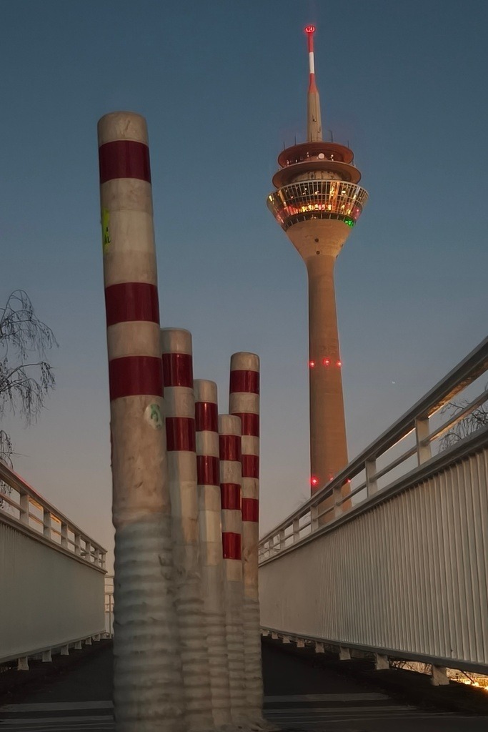 Rot-weiß-blau | Rheinturm: Fußgängerbrücke am Medienhafen - Realisiert mit Pictrs.com