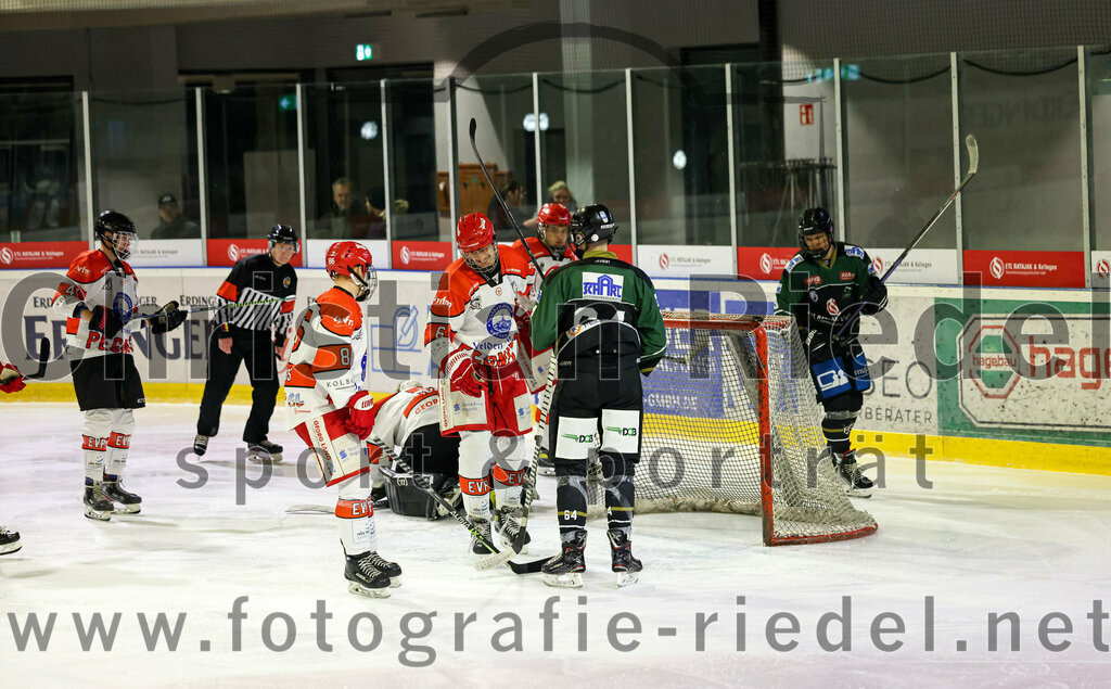 2022-12-02_013_TSV_Erding_gegen_EV_Pegnitz | Erding, Deutschland, 02.12.2022:
Eishockey, Bayernliga 2022 / 2023, 17. Spieltag, TSV Erding gegen EV Pegnitz, Endergebnis: 9:3

Paul Wolf (EV Pegnitz, #86), Jonas Voigt (EV Pegnitz, #6), David Jakovlev (Erding Gladiators, #64), Wassilij Guft-Sokolov (Erding Gladiators, #8)

Foto: Christian Riedel / fotografie-riedel.net