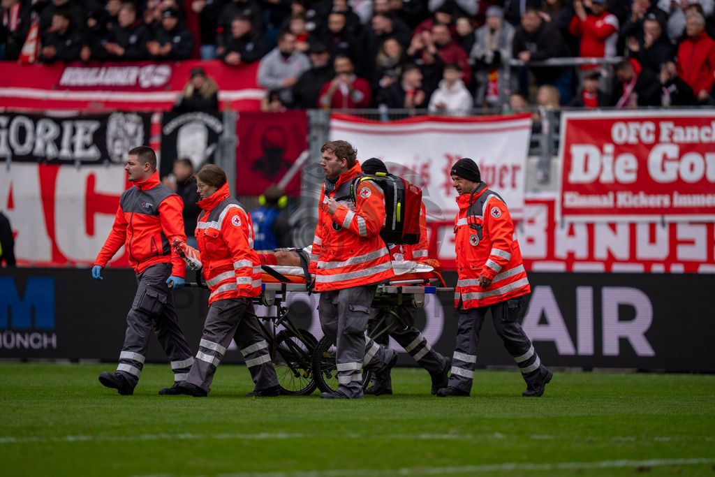 Kickers Offenbach vs. SG Sonnenhof Grossaspach, Fussball, Regionalliga Suedwest, 24. Spieltag, 14.03.2026 | Maximilian Rossmann (Kickers Offenbach, #03) liegt verletzt auf der Trage und wird abtransportiert,Kickers Offenbach vs. SG Sonnenhof Grossaspach, Fussball, Regionalliga Suedwest, 24. Spieltag, 14.03.2026Foto: photosbyphips/Philip Ziegler