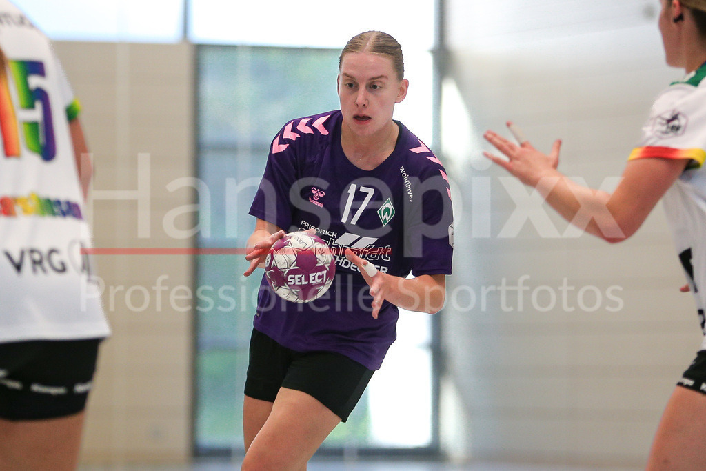 Handball, Testspiel Frauen, VfL Oldenburg - SV Werder Bremen | v.li.: Meike Becker (SV Werder Bremen, 17) am Ball, Spielszene, Aktion, Action, Portrait, Nahaufnahme, Einzelfoto, Einzelbild