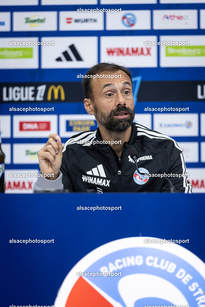_B7A5030 | Hugo Oliveira, head coach of Racing Club de Strasbourg Alsace, speaks during a press conference at Stade de la Meinau in Strasbourg, France, on October 23, 2026, ahead of the Ligue 1 match against Stade Rennais FC. - Realisiert mit Pictrs.com