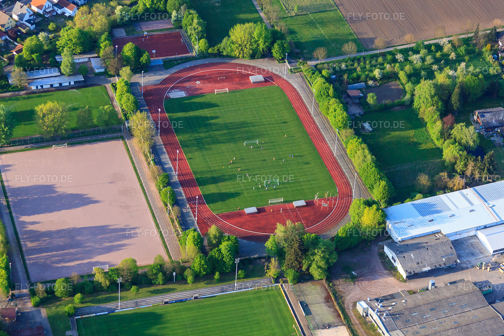 Luftbild: Zentrale Sportanlage Herxheim mit SV Viktoria 1913 e.V. Herxheim in Herxheim bei Landau im Bundesland Rheinland-Pfalz in Deutschland. Foto: IMG_64309.jpg vom 11.04.2014 durch Werner Riehm/FLY-FOTO.deWWW.VIKTORIA-HERXHEIM.DE