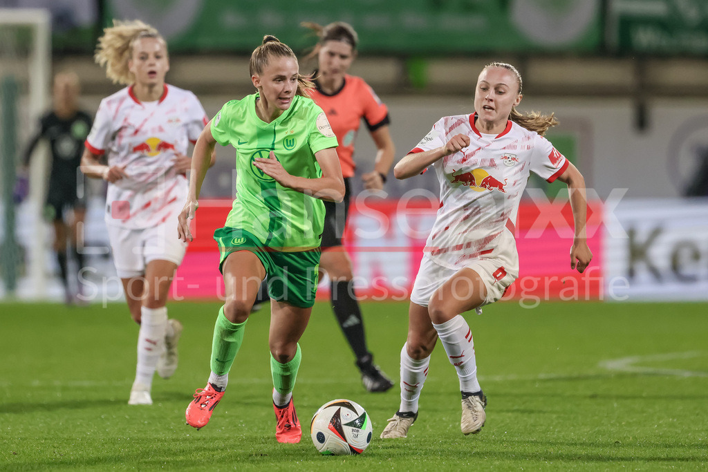 Fussball, Google Pixel Frauen-Bundesliga, VfL Wolfsburg - RB Leipzig | v.li.: Vivien Endemann (VfL Wolfsburg, 25) und Lou-Ann Joly (RB Leipzig, 6) im Zweikampf, Duell, Dynamik, Aktion, Action, Spielszene, DIE DFB-RICHTLINIEN UNTERSAGEN JEGLICHE NUTZUNG VON FOTOS ALS SEQUENZBILDER UND/ODER VIDEOÄHNLICHE FOTOSTRECKEN. DFB REGULATIONS PROHIBIT ANY USE OF PHOTOGRAPHS AS IMAGE SEQUENCES AND/OR QUASI-VIDEO.