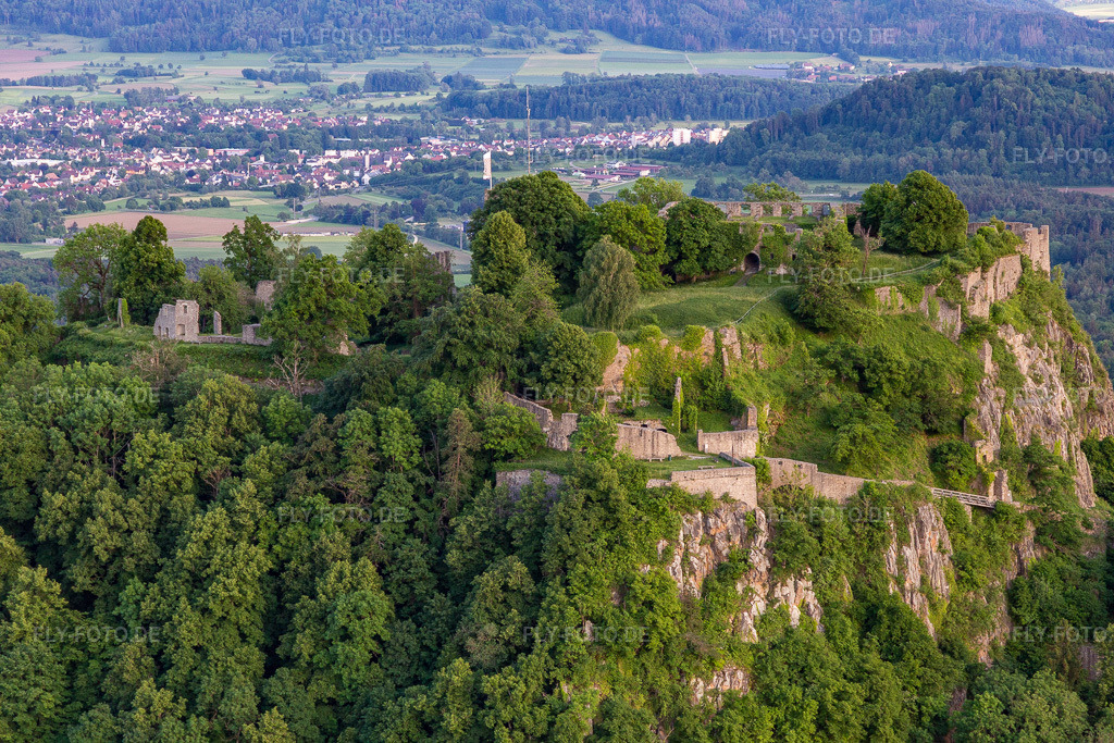 Luftbild: Hohentwiel(ein erloschener Vulkan) mit Festungsruine von 914 und Panoramablick in Singen im Bundesland Baden-Württemberg in Deutschland. Foto: IMG_131798.jpg vom 25.05.2022 durch Werner Riehm/FLY-FOTO.deFestungsruine Hohentwiel