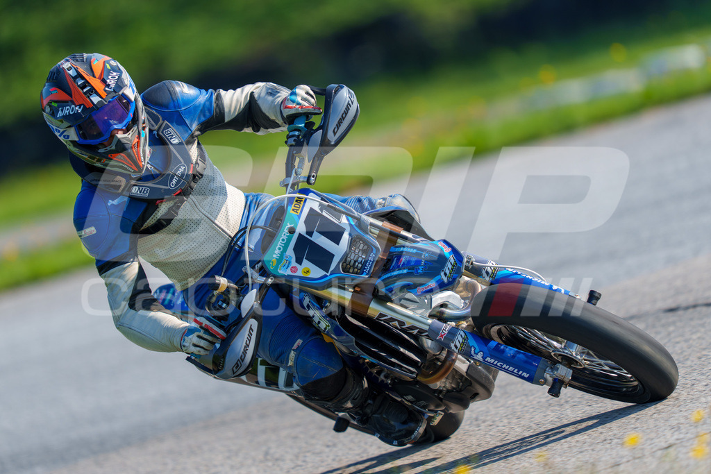 SuperMoto_Staatsmeisterschaft_Greinbach_050 | GRIPcapture steht für authentische Sportfotografie in Österreich – für Momente, die mehr sind als Geschwindigkeit oder Ergebnis. Es geht um Emotion, Spannung, Fokus und den Augenblick, der oft nur einen Wimpernschlag dauert.Ob Motorsport, Teamsport oder 